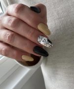 ناخن مصنوعی راسا مدل مشکی کرمی طرح مینیمال