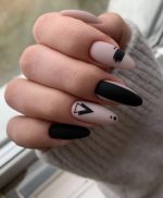 ناخن مصنوعی راسا مدل مشکی مینیمال مثلثی