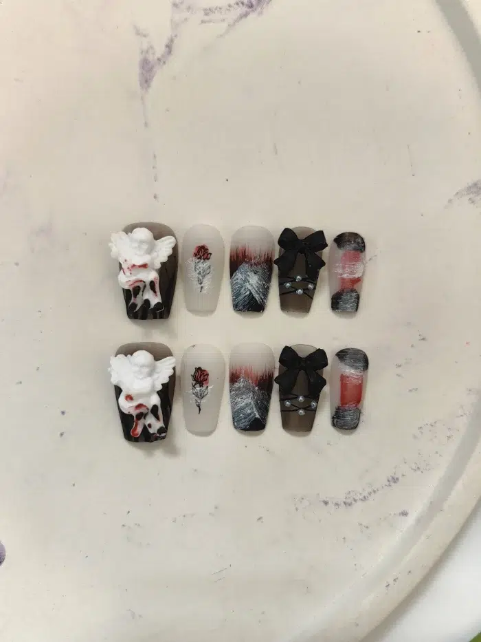 ناخن مصنوعی راسا مدل قرمز مشکی طرح فرشته دارک کد RSR521