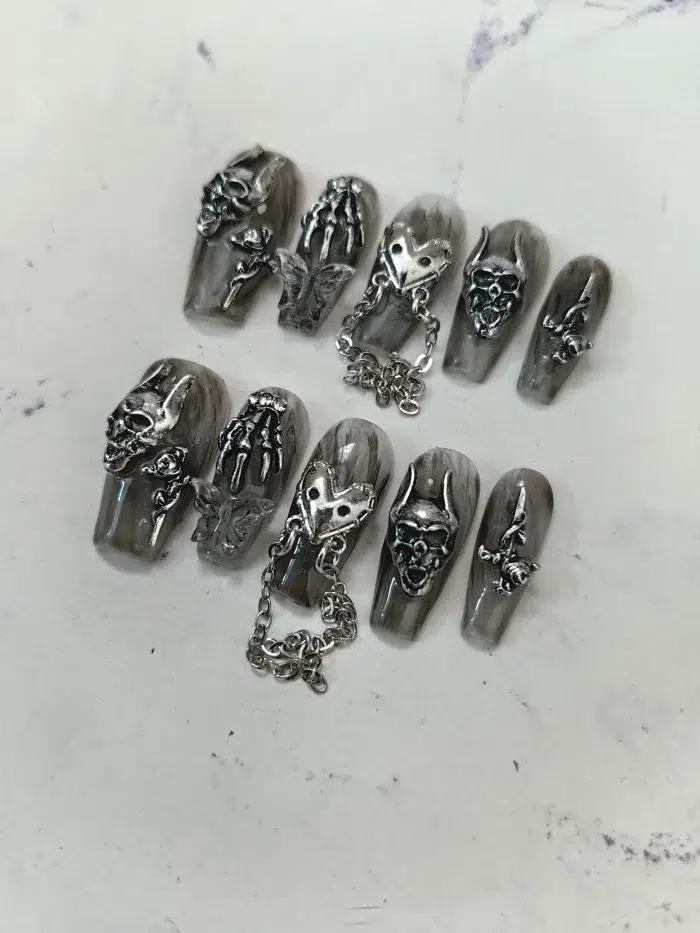 ناخن مصنوعی راسا مدل مشکی طوسی طرح اسکلت و قلب زنجیردار دارک کد RSR1075