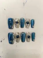 ناخن مصنوعی راسا مدل سرمه ای نقره ای طرح آبنباتی نگینی کد RSR1212