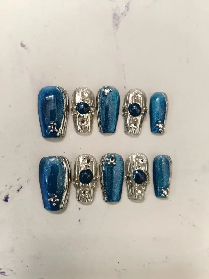 ناخن مصنوعی راسا مدل سرمه ای نقره ای طرح آبنباتی نگینی کد RSR1212