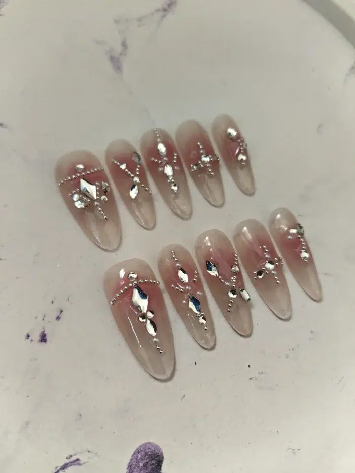 ناخن مصنوعی راسا مدل بیبی بومر صورتی بلند طرح نگین کد RSR957 - Image 7