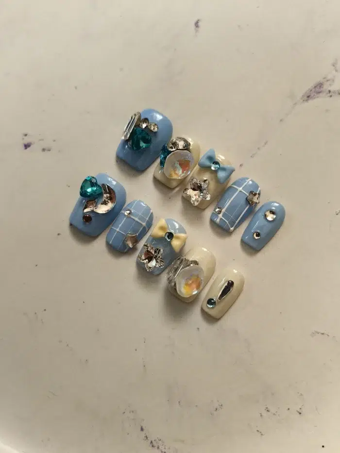 ناخن مصنوعی راسا مدل آبی کرمی طرح پاپیون و نگین کد RSR829 - Image 2