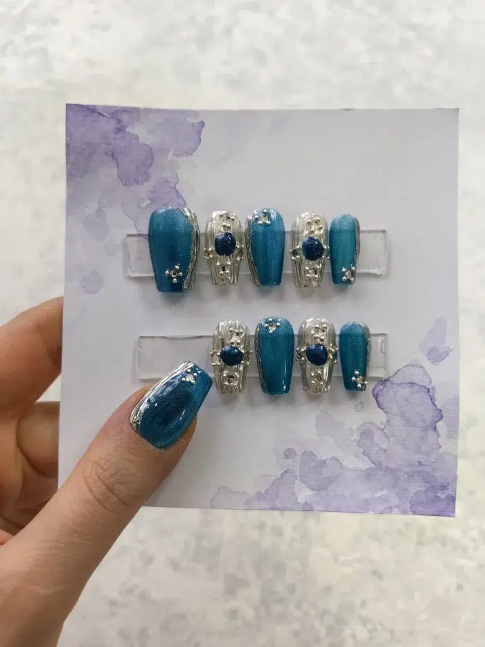 ناخن مصنوعی راسا مدل سرمه ای نقره ای طرح آبنباتی نگینی کد RSR1212