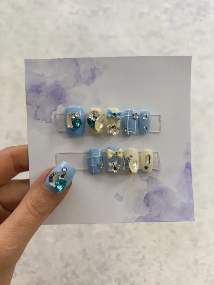 ناخن مصنوعی راسا مدل آبی کرمی طرح پاپیون و نگین کد RSR829