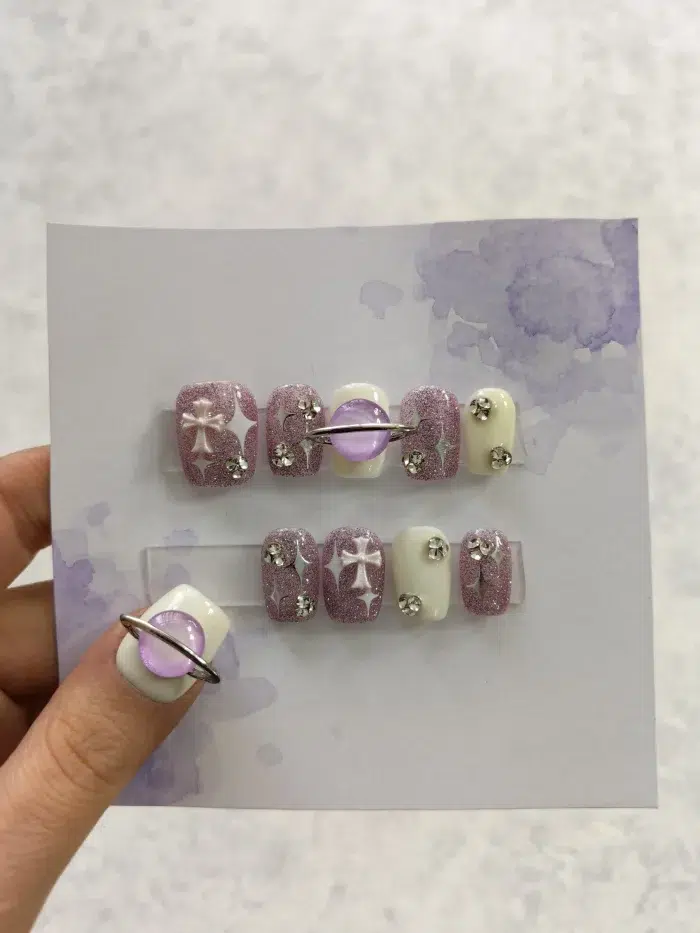 ناخن مصنوعی برجسته صورتی شیری راسا طرح کهکشان و صلیب نگین دار