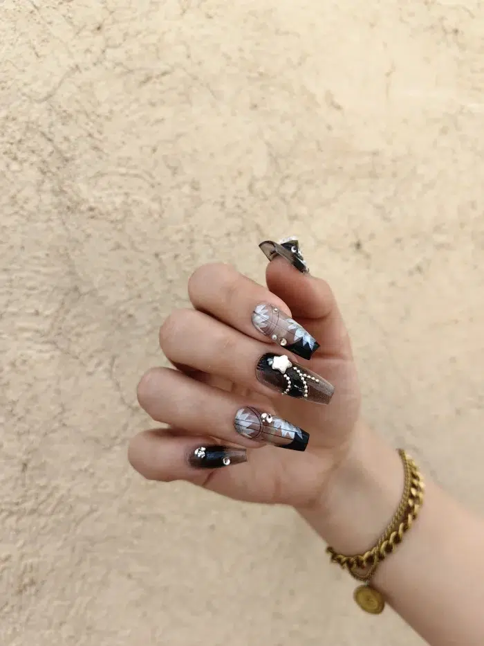 ناخن مصنوعی راسا مشکی طرح گل و ستاره نگین دار