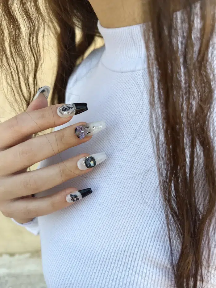 ناخن مصنوعی برجسته راسا طرح مشکی شیری مدل فرنچ و پروانه کد RSR891