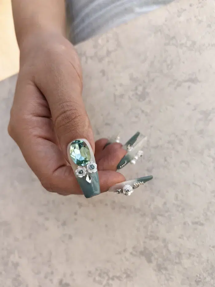 ناخن مصنوعی برجسته راسا طرح بیبی بومر شیری سبز طرح گل و نگین