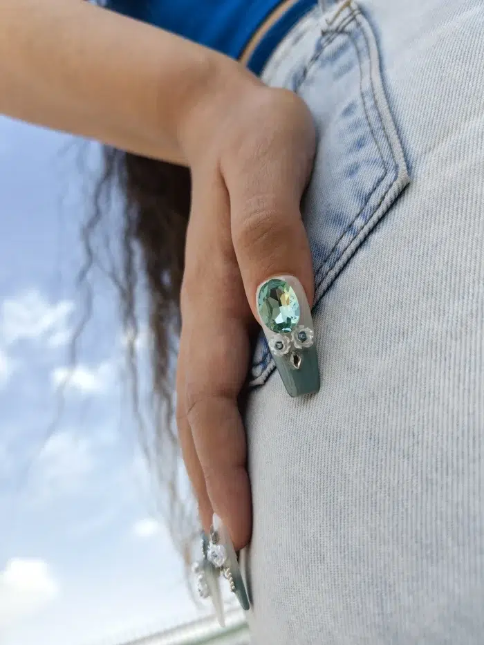 ناخن مصنوعی برجسته راسا طرح بیبی بومر شیری سبز طرح گل و نگین