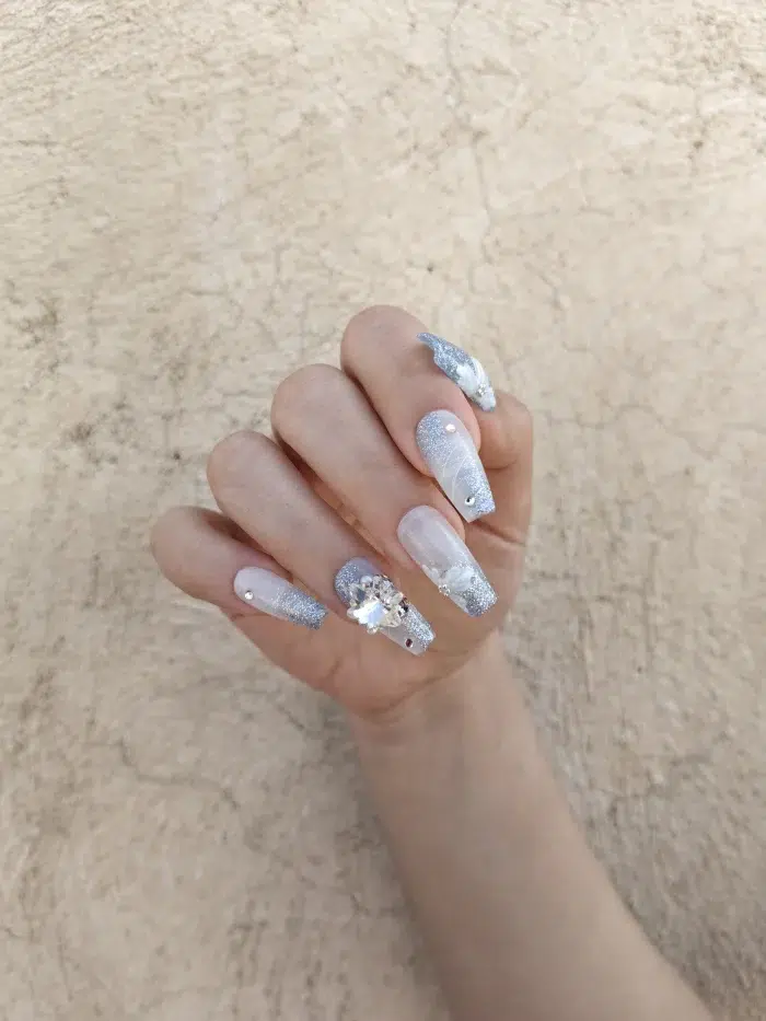 ناخن مصنوعی راسا مدل بیبی بومر آبی اکلیلی طرح گل و نگین دار