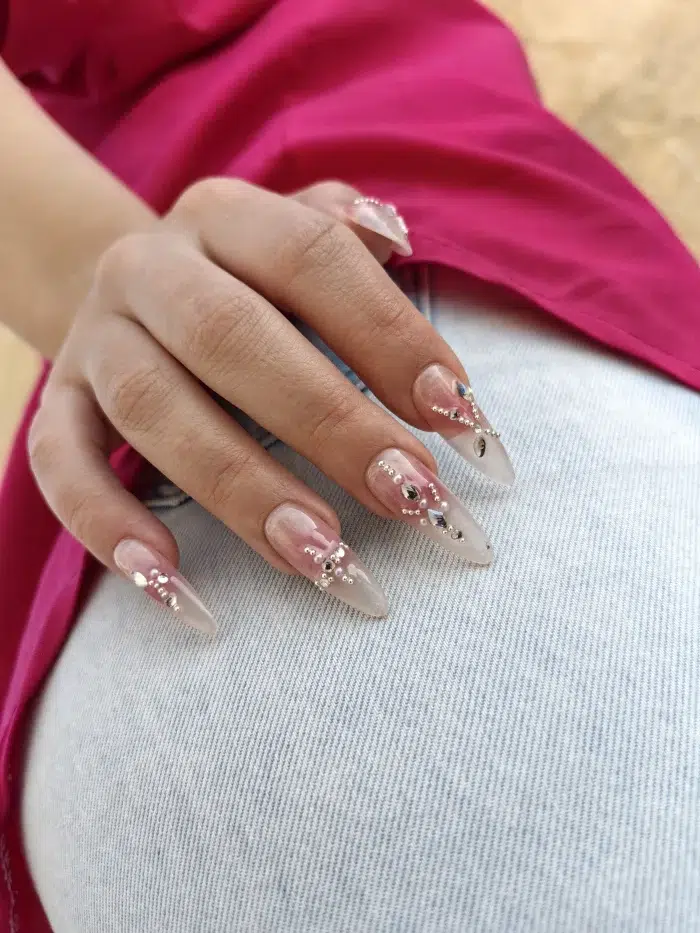 ناخن مصنوعی راسا مدل بیبی بومر صورتی متوسط طرح نگین دار