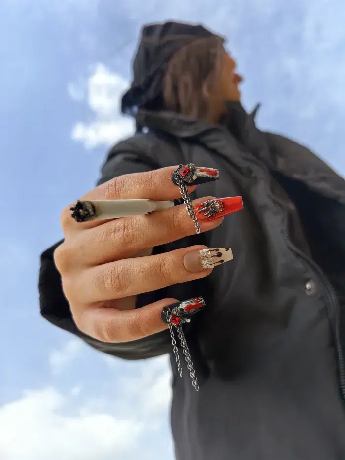 ناخن مصنوعی راسا مدل مشکی قرمز طرح اسکلت زنجیر دار دارک کد RSR1085