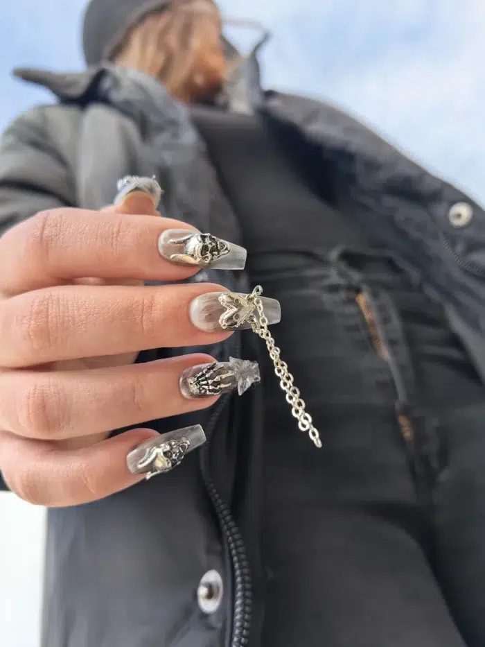 ناخن مصنوعی راسا مدل مشکی طوسی طرح اسکلت و قلب زنجیردار دارک کد RSR1075