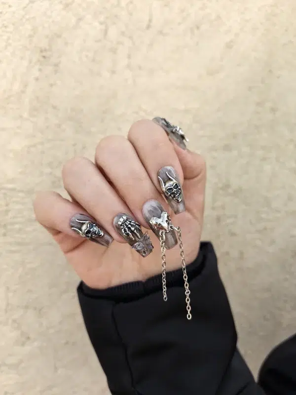 ناخن مصنوعی راسا مدل مشکی طوسی طرح اسکلت و قلب زنجیردار دارک