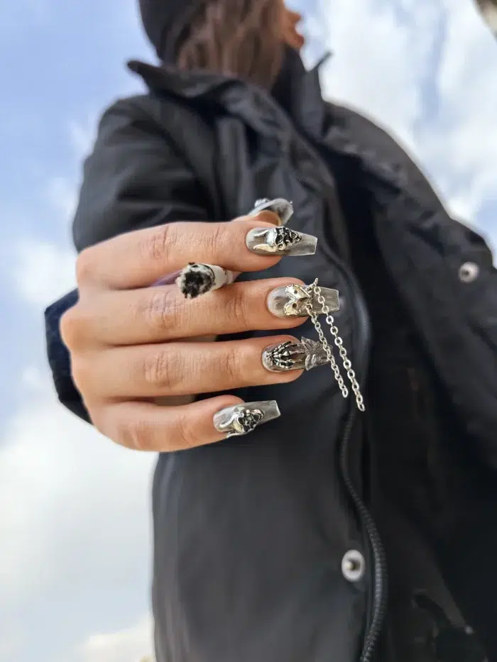 ناخن مصنوعی راسا مدل مشکی طوسی طرح اسکلت و قلب زنجیردار دارک