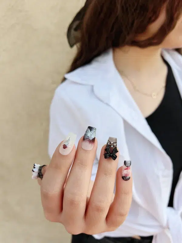 ناخن مصنوعی راسا مدل قرمز مشکی طرح فرشته دارک