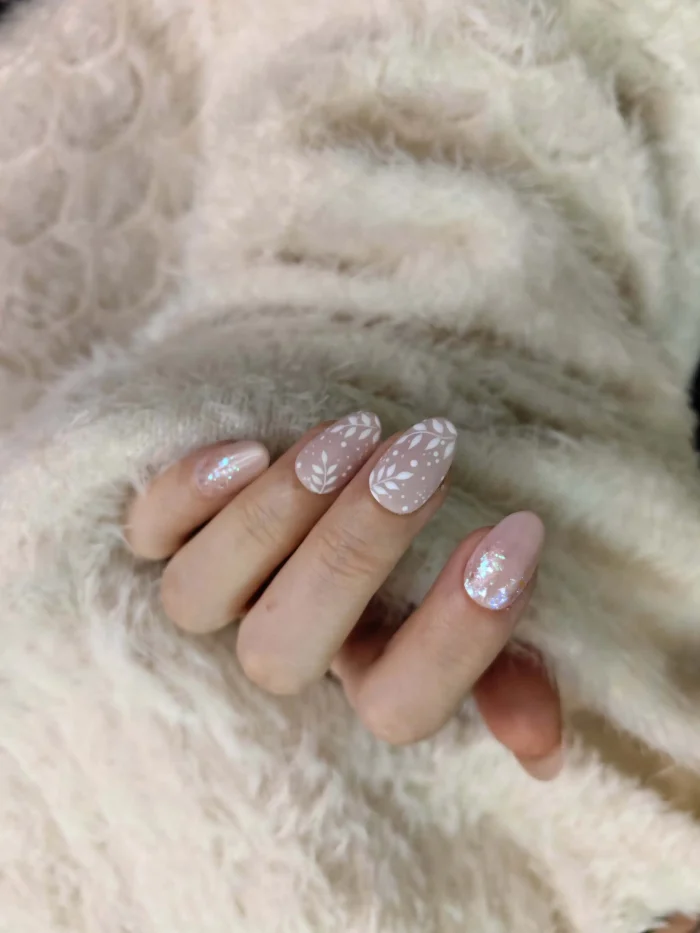 ناخن مصنوعی کوتاه راسا مدل برق و شاین رنگ بیس کرمی