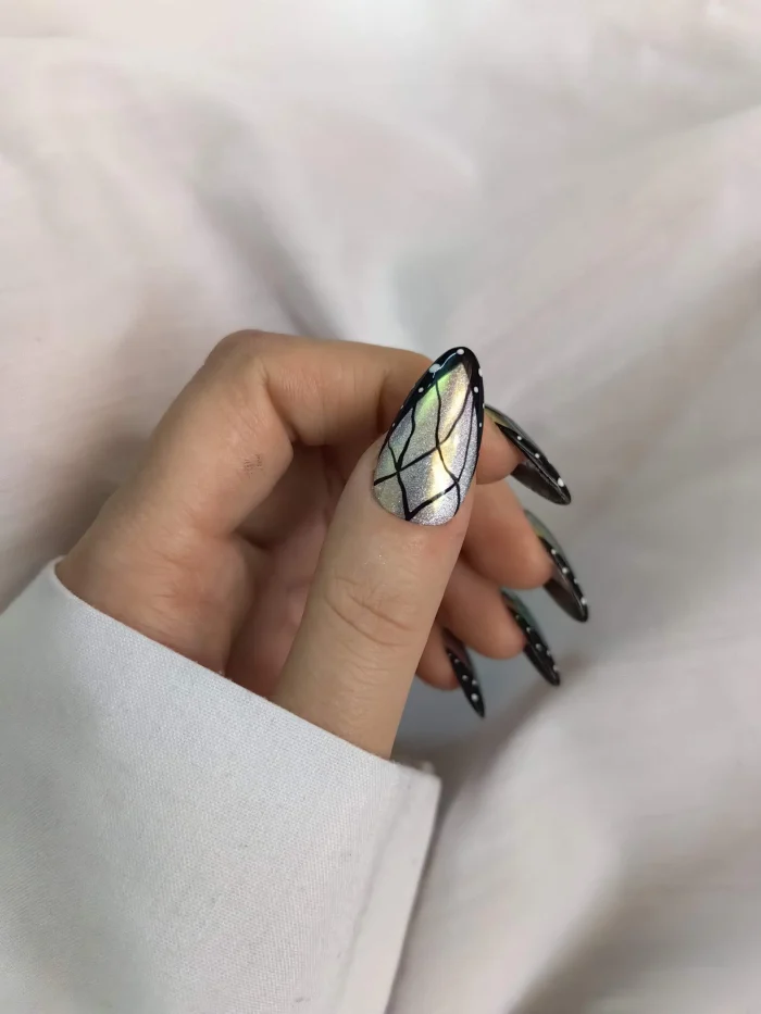 ناخن مصنوعی فرنچ مشکی راسا مدل کروم طرح بال مگسی