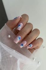 ناخن مصنوعی راسا طرح گل بابونه آبی رنگ بیس هلویی