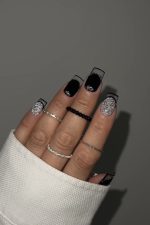 ناخن مصنوعی راسا طرح فرنچ شیشه ای رنگ مشکی نقره ای