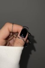 ناخن مصنوعی راسا طرح فرنچ شیشه ای رنگ مشکی نقره ای