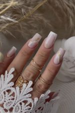 ناخن مصنوعی راسا مدل فرنچ و ماربل طلایی رنگ بیس و سفید مناسب عروس