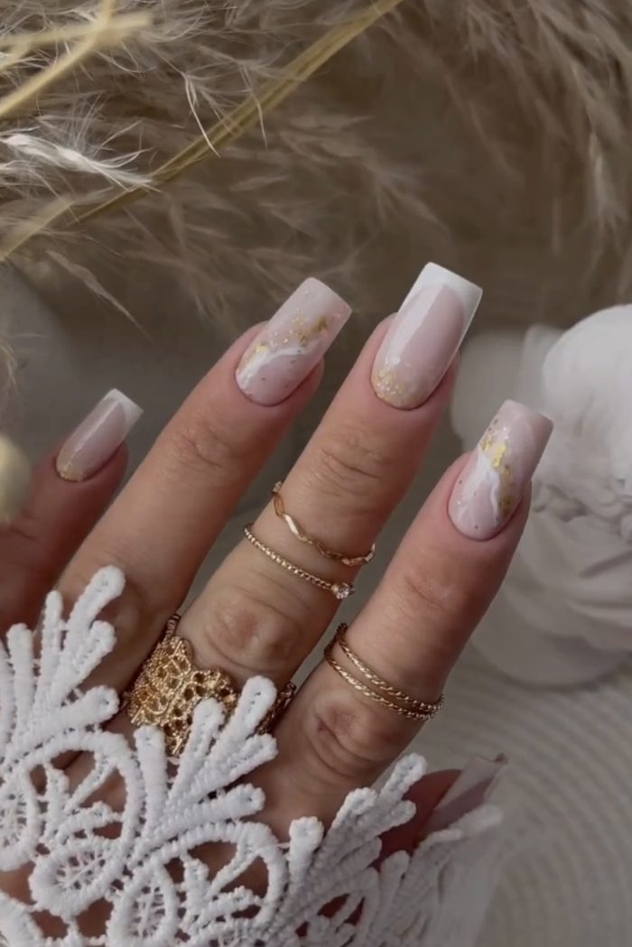 ناخن مصنوعی راسا مدل فرنچ و ماربل طلایی رنگ بیس و سفید مناسب عروس