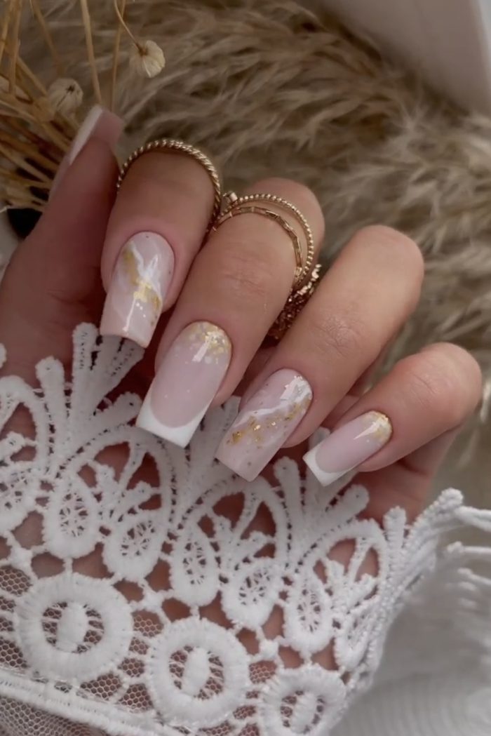 ناخن مصنوعی راسا مدل فرنچ و ماربل طلایی رنگ بیس و سفید مناسب عروس
