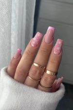 ناخن مصنوعی راسا طرح گل بابونه ریز رنگ صورتی پاستیلی