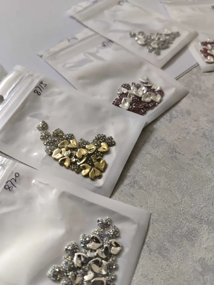 استیکر برجسته ناخن راسا طرح قلب قرمز طلایی نقره ای