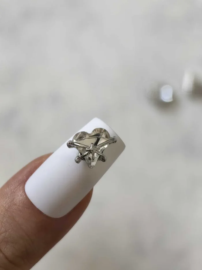 استیکر برجسته ناخن راسا طرح قلب در بند سفید