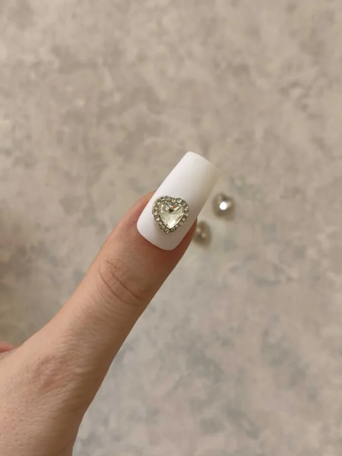 استیکر برجسته ناخن راسا طرح قلب نگین دار سفید