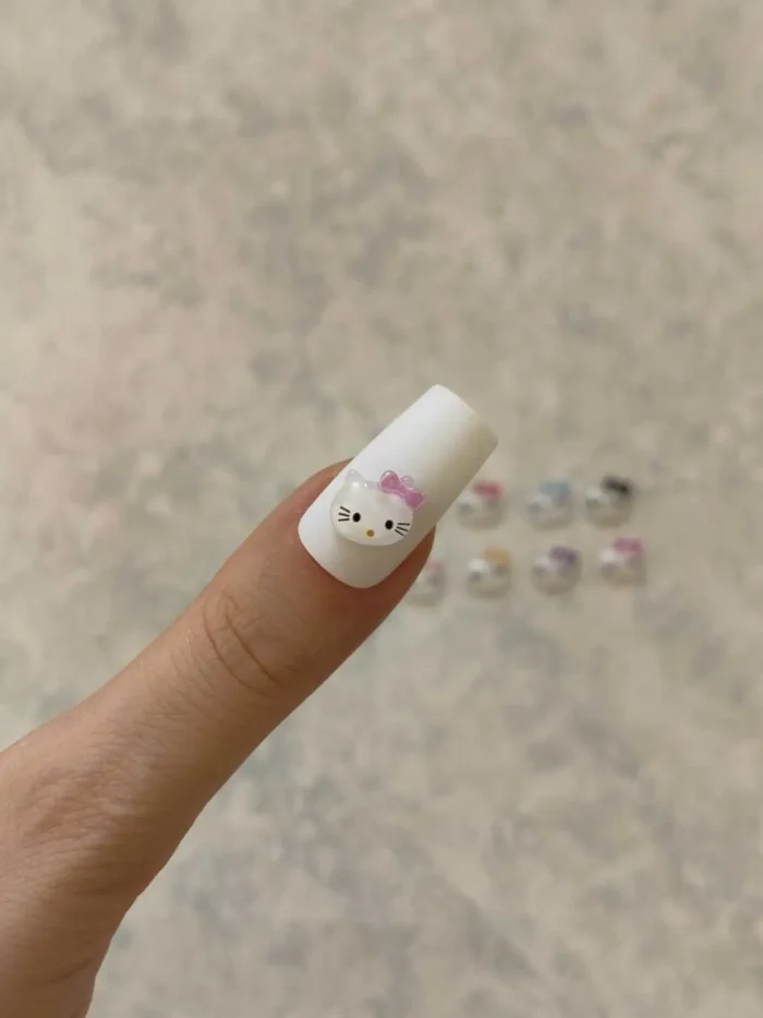 استیکر برجسته ناخن راسا طرح صورت کیتی رنگ سفید سرخابی