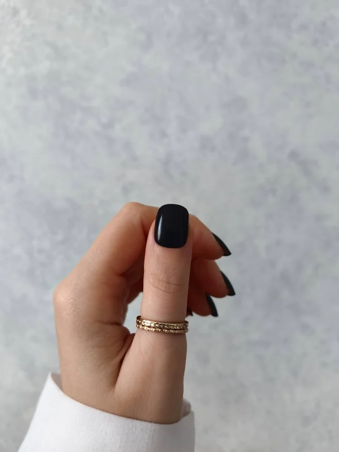 ناخن مصنوعی رنگی ساده و شیک راسا رنگ مشکی فرم مربع گرد کوتاه
