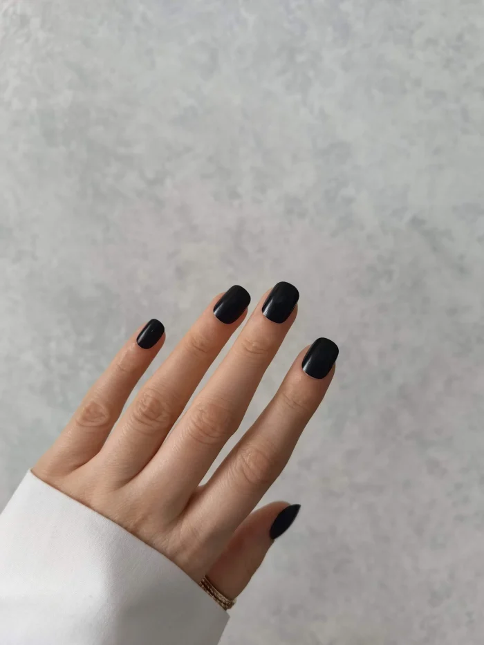 ناخن مصنوعی رنگی ساده و شیک راسا رنگ مشکی فرم مربع گرد کوتاه