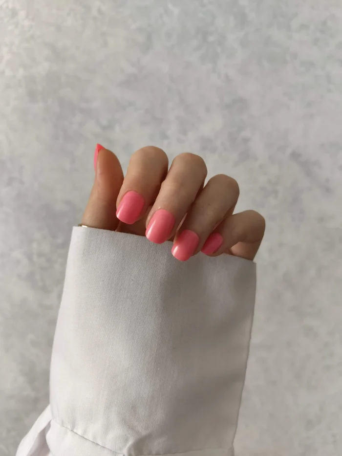 ناخن مصنوعی رنگی ساده راسا رنگ صورتی فرم مربع گرد کوتاه