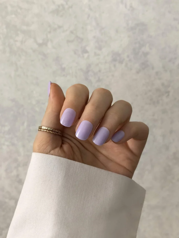 ناخن مصنوعی رنگی ساده راسا رنگ یاسی فرم مربع گرد کوتاه