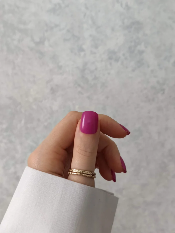 ناخن مصنوعی رنگی ساده راسا رنگ صورتی کالباسی فرم مربع گرد کوتاه