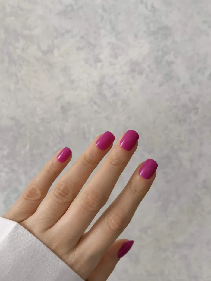 ناخن مصنوعی رنگی ساده راسا رنگ صورتی کالباسی فرم مربع گرد کوتاه