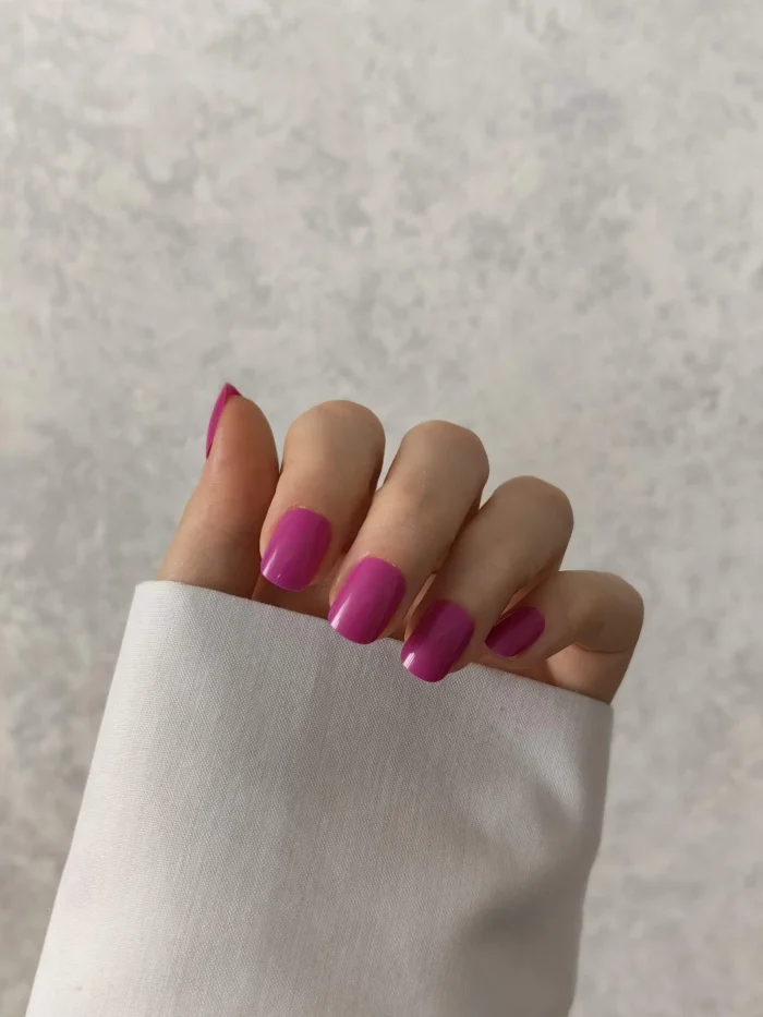 ناخن مصنوعی رنگی ساده راسا رنگ صورتی کالباسی فرم مربع گرد کوتاه