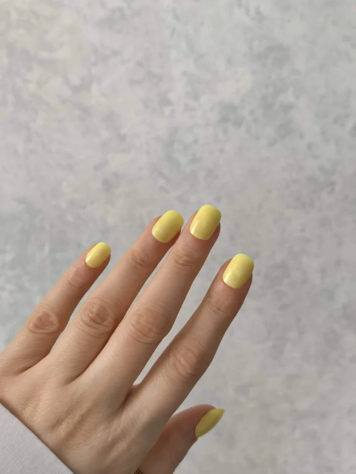 ناخن مصنوعی رنگی ساده راسا رنگ زرد فرم مربع گرد کوتاه