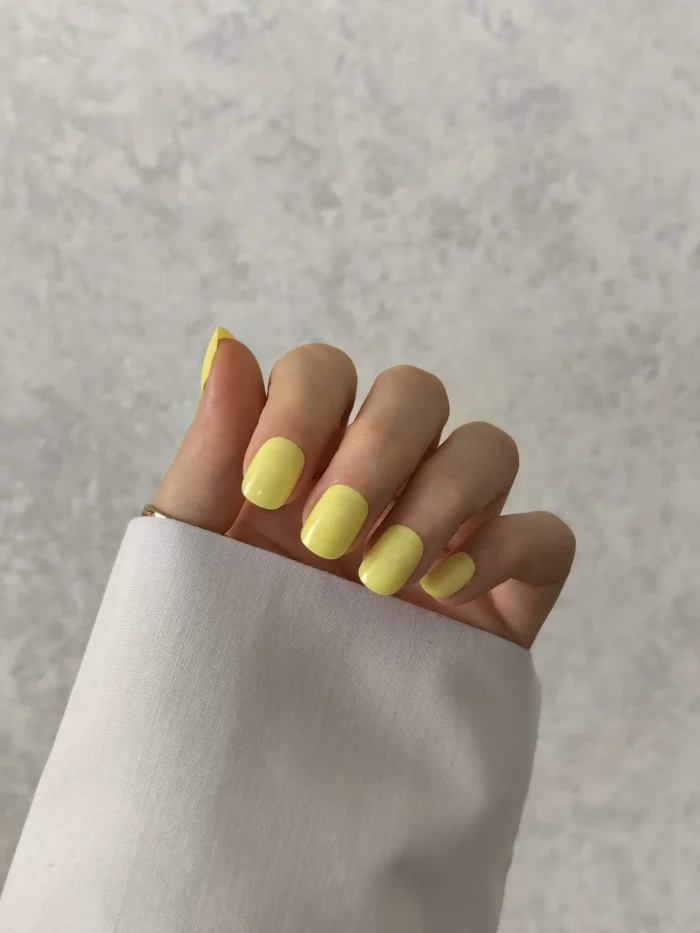ناخن مصنوعی رنگی ساده راسا رنگ زرد فرم مربع گرد کوتاه