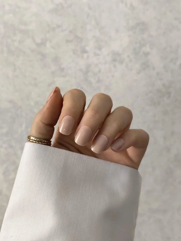 ناخن مصنوعی رنگی ساده راسا رنگ هلویی کرمی نود فرم مربع گرد کوتاه