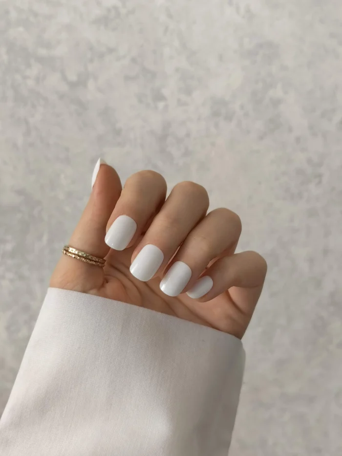 ناخن مصنوعی رنگی ساده راسا رنگ سفید فرم مربع گرد کوتاه