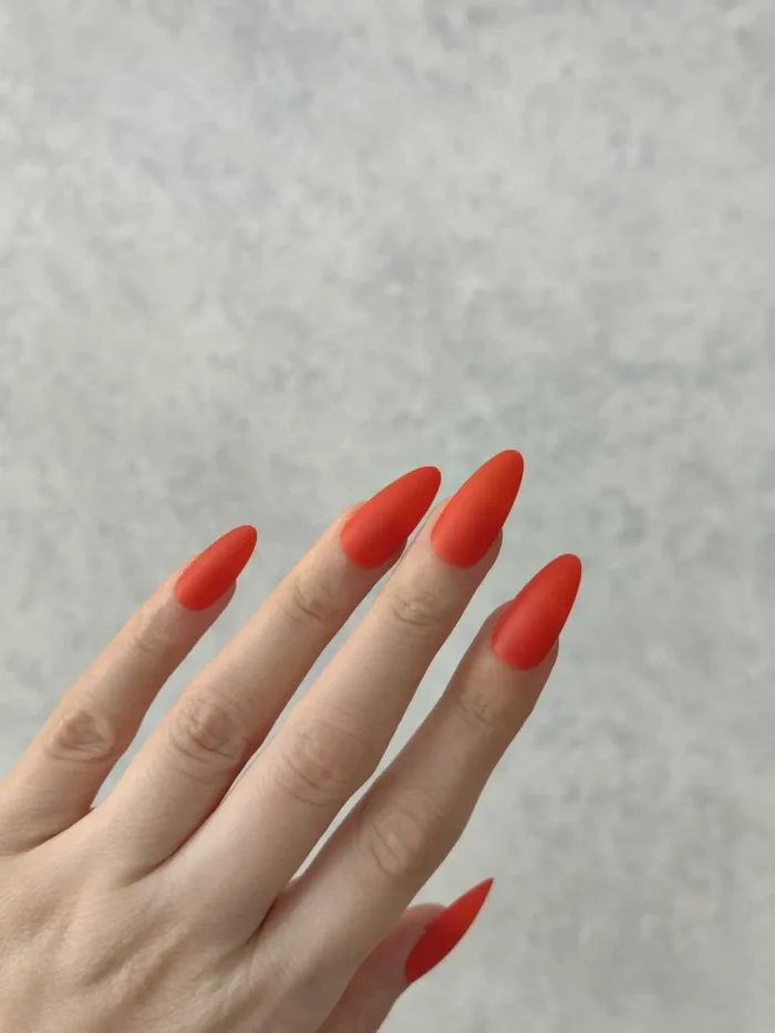 ناخن مصنوعی رنگی ساده راسا رنگ قرمز گوجه ای فرم بادامی مات