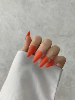 ناخن مصنوعی رنگی ساده راسا رنگ قرمز گوجه ای فرم بادامی مات