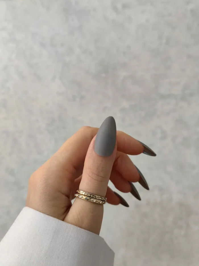 ناخن مصنوعی رنگی ساده راسا رنگ طوسی فرم بادامی مات