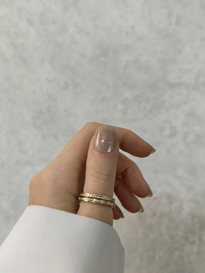 ناخن مصنوعی راسا مدل کرم نقره ای کهکشانی فرم مربع گرد کوتاه کد RSK1021